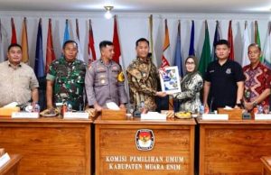 Pj. Bupati serahkan RPJMD Kabupaten Tahun 2025-2029 ke KPU Muara Enim