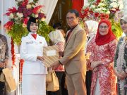 Pj Bupati OKI Serahkan Penghargaan ke 45 Anggota Paskibraka