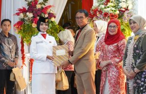 Pj Bupati OKI Serahkan Penghargaan ke 45 Anggota Paskibraka