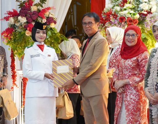 Pj Bupati OKI Serahkan Penghargaan ke 45 Anggota Paskibraka