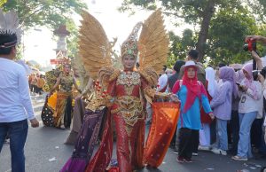 Meriah, Warga OKI Tumpah Ruah ke Jalan Saksikan Pawai Kemerdekaan