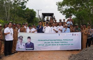 Pj. Bupati OKI Cek Perbaikan Jalan yang Manfaatkan Bongkaran Tol