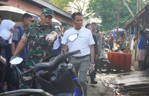 Jelang HUT TNI, Kodim OKI Gelar Baksos Bersih-Bersih Pasar Rakyat