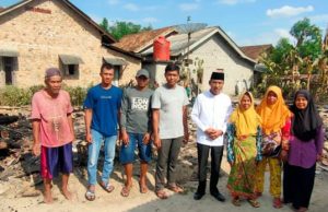 Sambangi Korban Kebakaran, Shodiq Berikan Bantuan dan Hibur Mbah Sukini