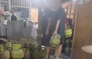 LIDIKKRIMSUS RI Minta Pelaku Usaha Warung Pecel Lele di Jalan Lembayung Diduga Timbun Gas Elpiji 3 Kg, di Proses Hukum.