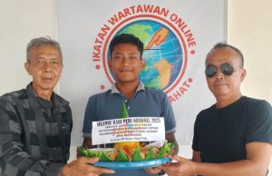 Peringati HPN ke-79, PTBA Berikan Tumpeng dan Ucapan Selamat kepada PD IWO Lahat