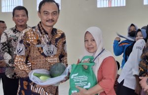 umat Berkah, Kalapas Muara Enim Serahkan Bantuan Sosial dan Hasil Panen untuk Keluarga Warga Binaan