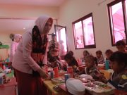 Sukseskan Program Makan Bergizi, Wakil Ketua YKB Jatim Berbagi Makanan Bergizi di TK Kemala Bhayangkari 45 Kalipang, Kabupaten Blitar