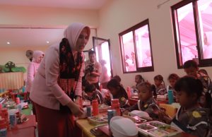 Sukseskan Program Makan Bergizi, Wakil Ketua YKB Jatim Berbagi Makanan Bergizi di TK Kemala Bhayangkari 45 Kalipang, Kabupaten Blitar
