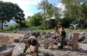 Babinsa Bantu Warga Bangun Pondasi Rumah, Wujud Kemanunggalan TNI dan Rakyat