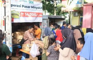 Ratusan Warga Antre di Pasar Murah Seberang Ulu II, Minyak Goreng Jadi Incaran