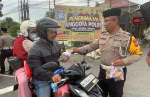 Berbagi Berkah Ramadhan, Satlantas Polres Blitar Bagikan Takjil kepada Pengguna Jalan