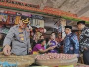 Kapolres Blitar Bersama Bupati Dan Forkopimda Blitar Gelar Sidak Bahan Pokok Di Pasar Wlingi