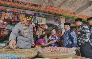 Kapolres Blitar Bersama Bupati Dan Forkopimda Blitar Gelar Sidak Bahan Pokok Di Pasar Wlingi