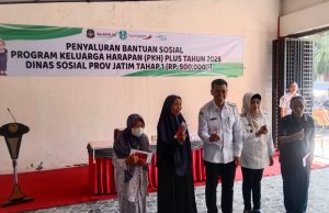 WaliKota Blitar Syauqul Muhibbin Salurkan Bantuan Sosial PKH Plus Tahun 2025
