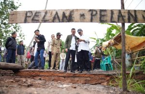 Bupati OKI Tinjau Jembatan Rusak di Desa Kandis, Pastikan Percepatan Perbaikan