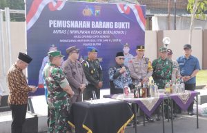 Polres Blitar Musnahkan Ribuan Botol Miras Hasil Operasi Pekat Semeru 2025
