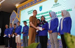 Pemkab OKI dan BAZNAS Salurkan Zakat untuk 356 Tenaga Kebersihan