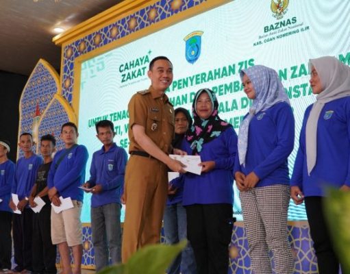 Pemkab OKI dan BAZNAS Salurkan Zakat untuk 356 Tenaga Kebersihan