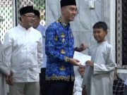 Bupati OKI Apresiasi Peringatan Nuzulul Qur’an & Santunan Anak Yatim di Masjid Agung Sholihin