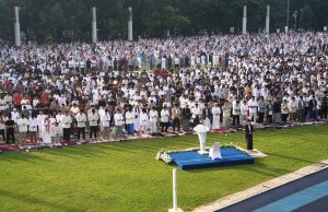Gubernur Dedi Mulyadi Salat Idulfitri Bersama Ribuan Warga di Bandung