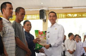 Bupati OKI Salurkan 1.129 Paket Beras untuk Warga Kurang Mampu di Kayuagung