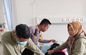 Peduli, Sat Lantas Polres Blitar Laksanakan Pertolongan kepada Anak yang Terjepit Roda Motor