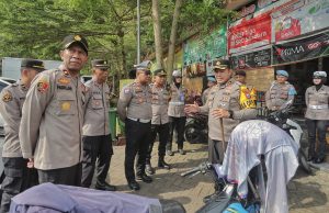 Kapolres Blitar Bersama PJU Polres Blitar Sambangi Pemudik, Pastikan Arus Mudik Lancar