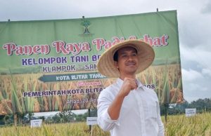Wakil Ketua DPRD Kota Blitar Mohamad Hardita Magdi Menghadiri Panen Raya Padi Sehat di Kelurahan Klampok