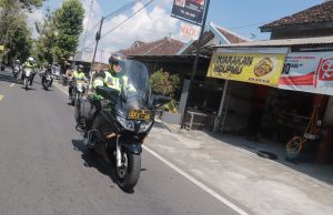 Memperingati Hari Buruh, Kapolres Blitar Laksanakan Patroli R2 Bersama Pejabat Utama Polres Sasar Pabrik Gula RMI dan Perkebunan Teh Sirah Kencong