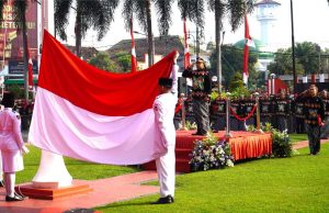 Wamendagri RI Pimpin Upacara Peringatan Hardiknas dan Otoda 2025 di Kota Blitar