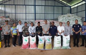 Bupati OKI Salurkan Bantuan Pupuk dan Obat untuk Petani Sawit Swadaya di Lempuing Jaya