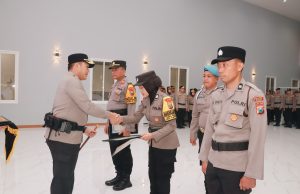 Kapolres Blitar Beri Penghargaan kepada Personel Berprestasi