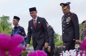 Dua Tokoh Besar H. Muchendi Mahzareki dan H.M. Djakfar ShodiqTampil Berdampingan dan Beradu Salam Komando Di Hari Bhayangkara Tanda Rekonsiliasi Politik OKI