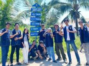 Mahasiswa KKNT Stisipol Candradimuka Pasang Plang Edukasi Sampah di Sungai Lais Palembang