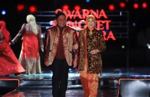 Gubernur Herman Deru Tampil Memukau di Pagelaran Swarna Songket Nusantara 2025