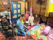 Eva Susanti Serahkan Bantuan kepada Warga Lumpuh di Ogan Baru Palembang