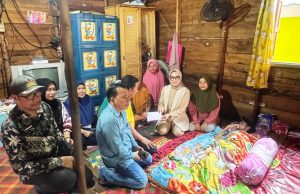 Eva Susanti Serahkan Bantuan kepada Warga Lumpuh di Ogan Baru Palembang