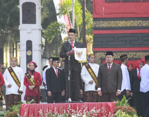 Penuh Khidmat, Ketua DPRD Kota Blitar Bacakan Teks Proklamasi pada Upacara HUT RI ke-80