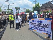 Warga Mesuji Gelar Orasi Damai di PN Kayuagung, Tuntut Bebaskan Kades Pematang Panggang dari Jerat Hukum