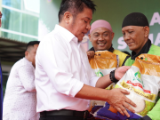 Gubernur Herman Deru Bagikan 50 Ton Beras untuk Driver Ojol Palembang