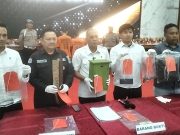 Satreskrim polres Blitar Gelar pers rilis pengungkapan Kasus pencurian Kotak amal dan Sepeda Motor, Empat diduga Tersangka diamankan