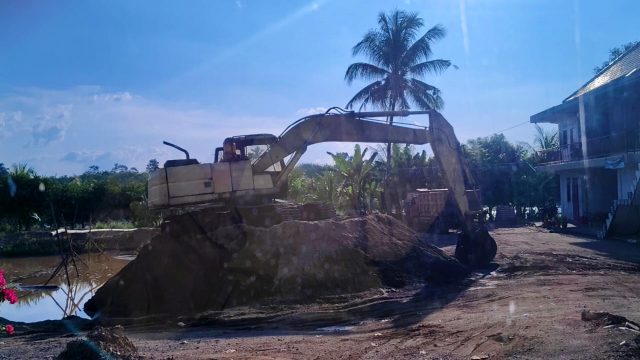 Aktivitas penambangan pasir ilegal di aliran Sungai Musi, Kecamatan Lawang Wetan.