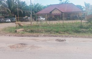 Jalan Berlubang di Depan Kantor PUTR PALI: Ironi Pembangunan yang Jadi Sorotan Publik