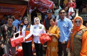 Senator Eva Susanti Kunjungi Korban Kebakaran di Tanjung Lago: Bantu Ringankan Beban Warga yang Kehilangan Rumah