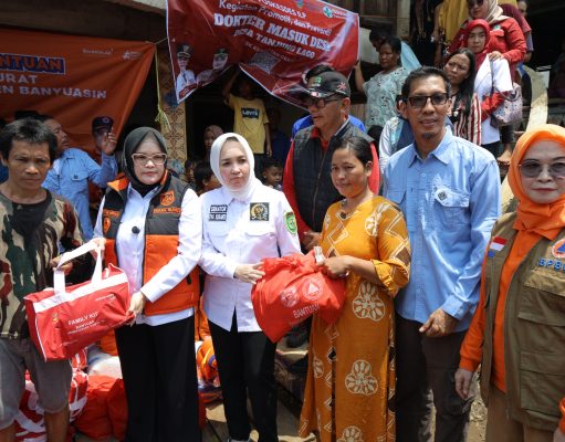 Senator Eva Susanti Kunjungi Korban Kebakaran di Tanjung Lago: Bantu Ringankan Beban Warga yang Kehilangan Rumah