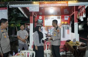 Polres Blitar Memberikan Sarana Kontak Berupa HT Kepada Pos Kampling