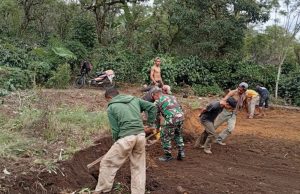 Babinsa Koramil 03/Pegasing Ajak Warga Gotong Royong Bangun Kolam Ikan Nila: Wujud Nyata Sinergi TNI dan Masyarakat di Aceh Tengah