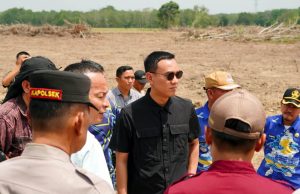 Bupati OKI Muchendi Mahzareki Tinjau Cetak Sawah dan Perbaikan Jalan Desa di Lempuing