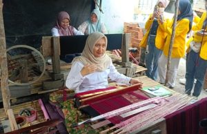 Dosen Unsri Latih Pengrajin Songket Limbang Jaya Go Digital: Dari Tenun Tradisional Menuju Pasar Global
